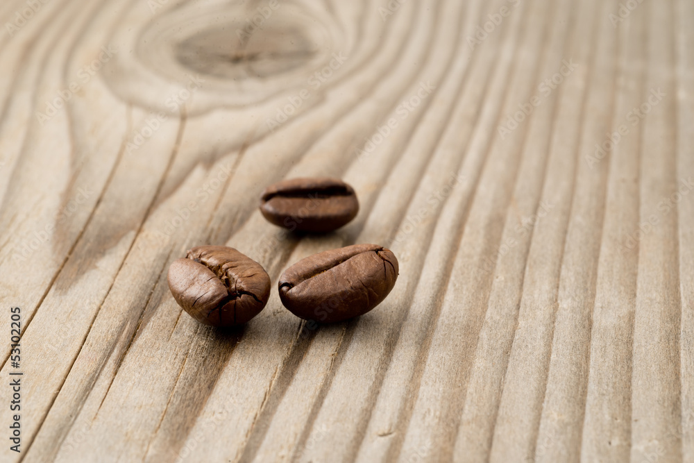 Fototapeta premium chicchi di caffè su legno
