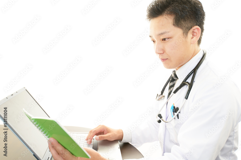 診療中の真剣な表情の医師