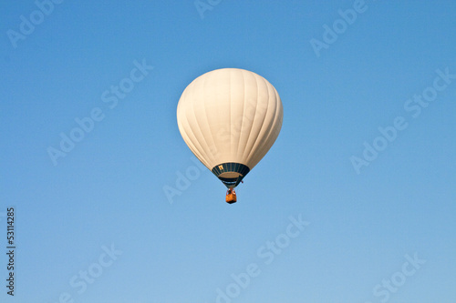 Weißer Heißluftballon am blauen Himmel