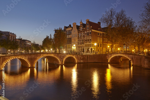 Amsterdam, Niederlande - Gracht in der Abenddämmerung