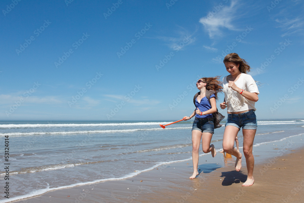 Groupe jeune courant sur la plage