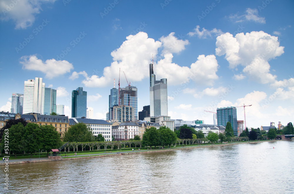 Mainufer Frankfurt mit Skyline