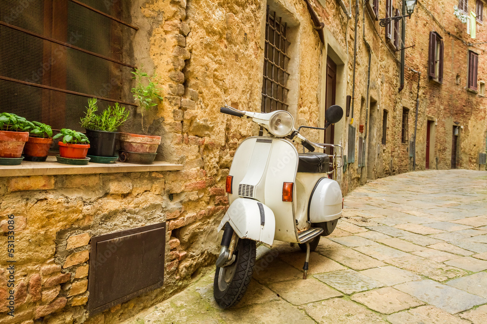 Fototapeta premium Stary skuter Vespa na ulicy we Włoszech