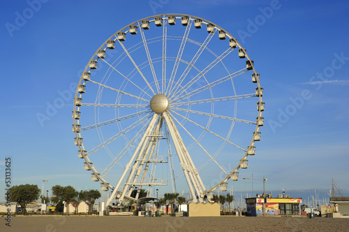 Ferris wheel on the beach © pergo70
