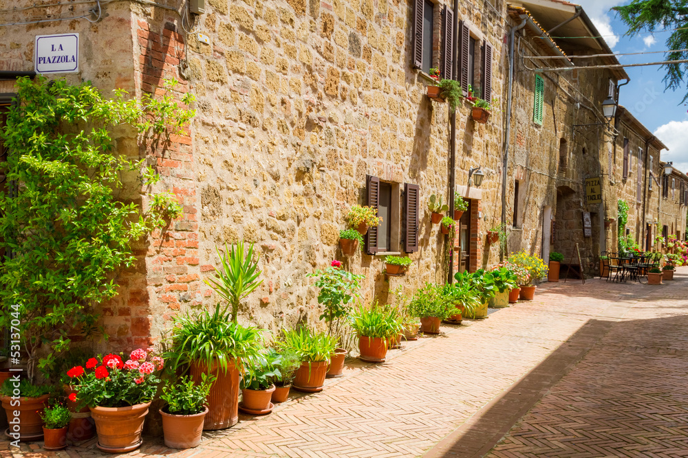 Fototapeta Pięknie dekorująca ulica w starym miasteczku w Włochy