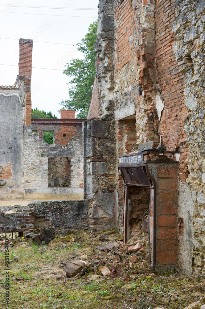 Fototapeta premium Broken huis in Oradour sur Glane