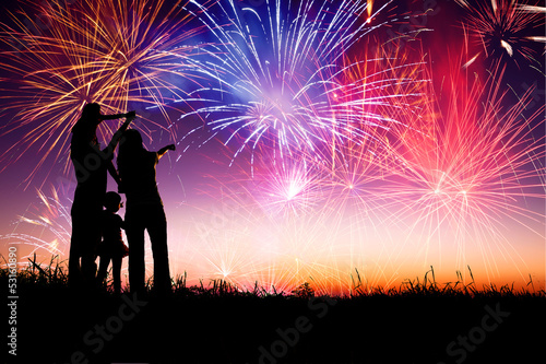 Valokuva happy family standing on the hill and watching the fireworks