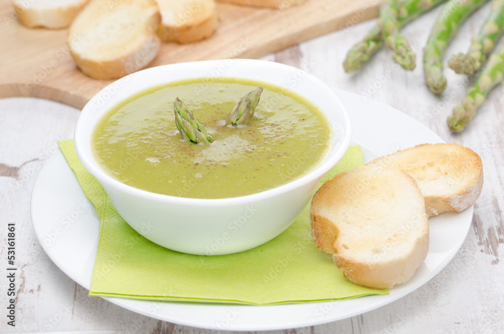 cream soup of asparagus and green peas cream soup of asparagus and green peas