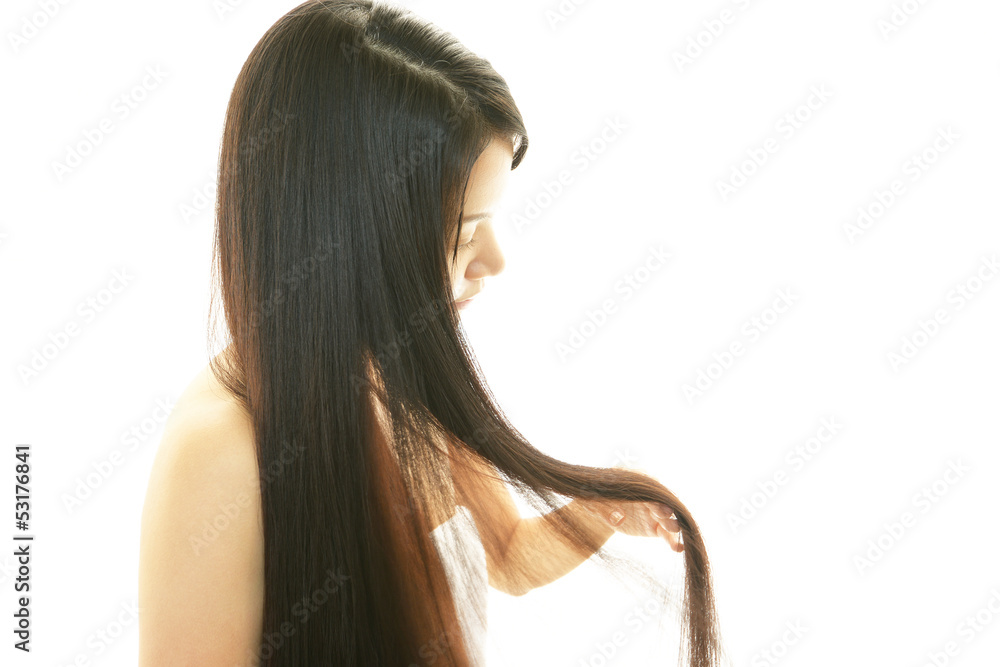 ヘアケアをする女性