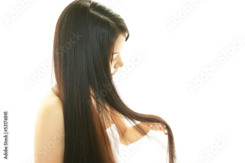 Obraz na płótnie ヘアケアをする女性 w salonie