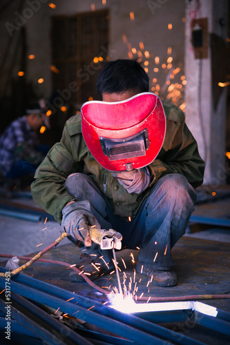 Obraz na płótnie Chinese worker welding metal w salonie