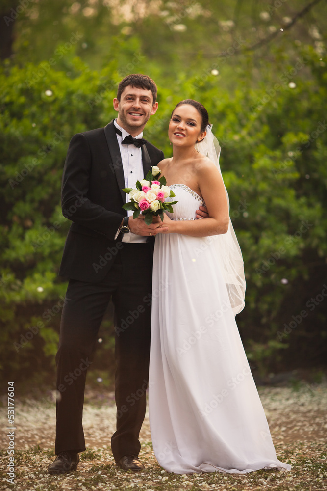 bride and groom outdoors portrait bride and groom outdoors portrait