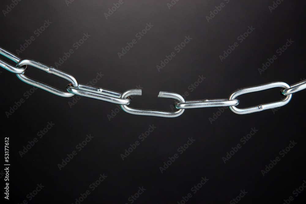 Obraz premium Broken chain on black background