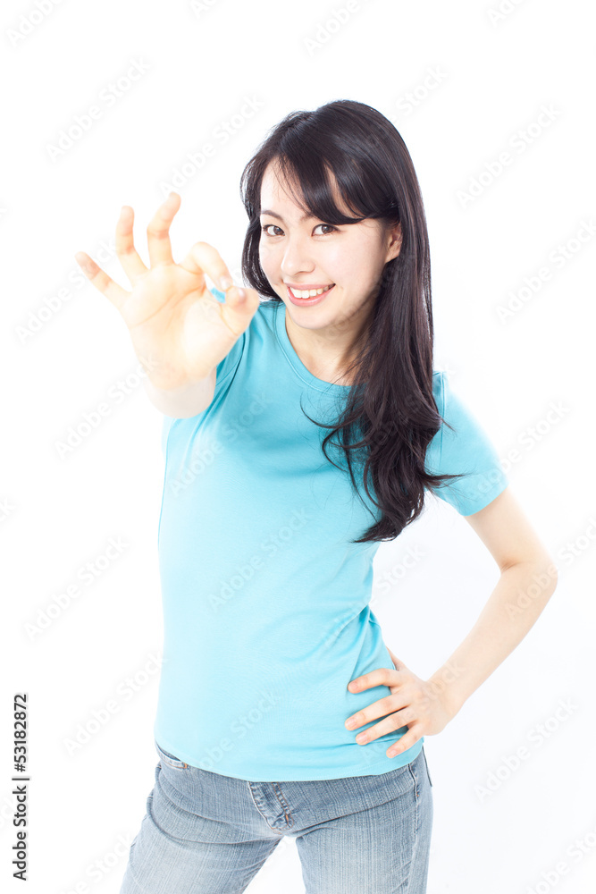 OKのジェスチャーをする女の子 OKのジェスチャーをする女の子