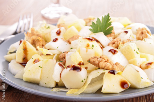 salad with chicory, apple and walnuts
