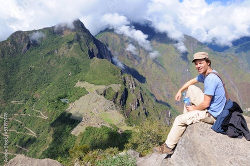 Backpacker vor Machu Picchu Peru