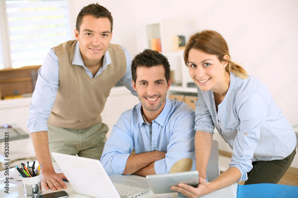 Obraz premium Smiling business team looking at camera