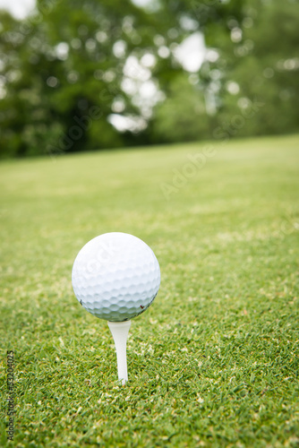 golfball auf golfplatz