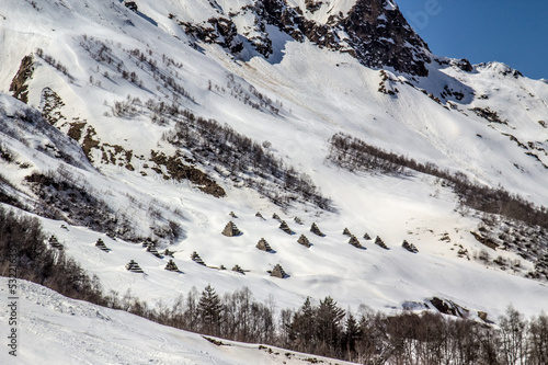 Stone cones for mitigating the avalanche in mountains