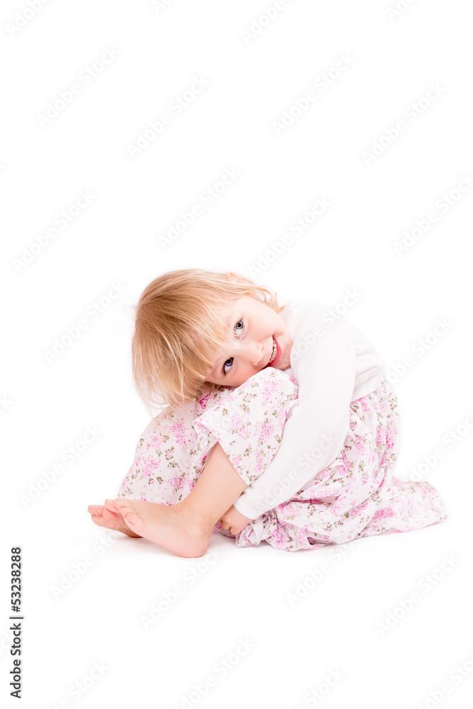 kleines Mädchen schaut verschmitzt kleines Mädchen schaut verschmitzt