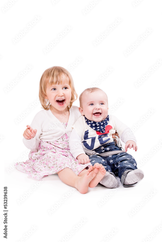Bruder und Schwester lachen zusammen Bruder und Schwester lachen zusammen