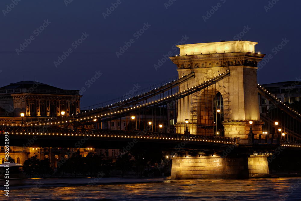 Obraz premium Night image of the hungarian chain Bridge