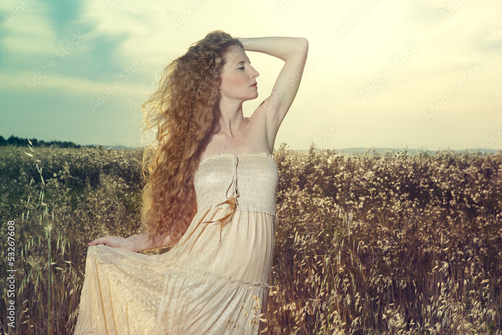 Obraz premium Young beautiful girl on a summer field