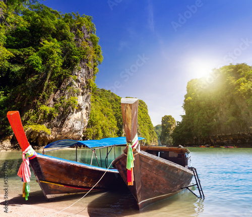 Photo Long tail boats on the coast of Andaman sea in Thailand