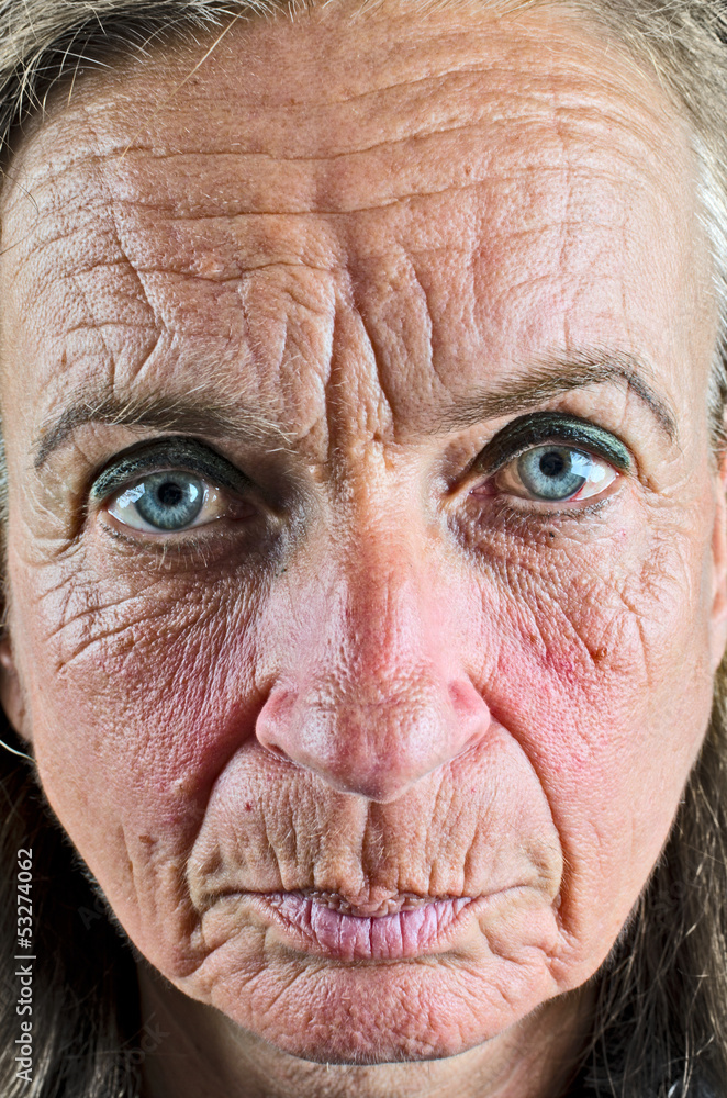 Naklejka premium Stara kobieta pomarszczona zbliżenie