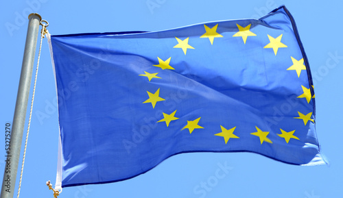 Флаг Евросоюза на фоне синего неба