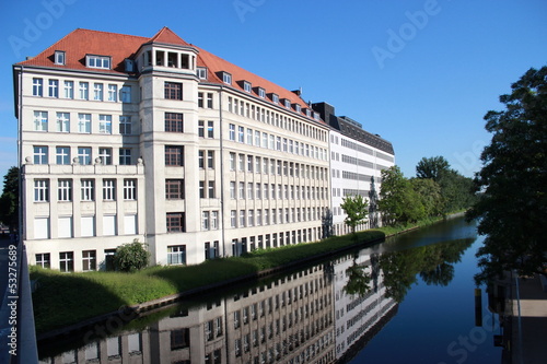 Bürohaus-Altbau am Kanal
