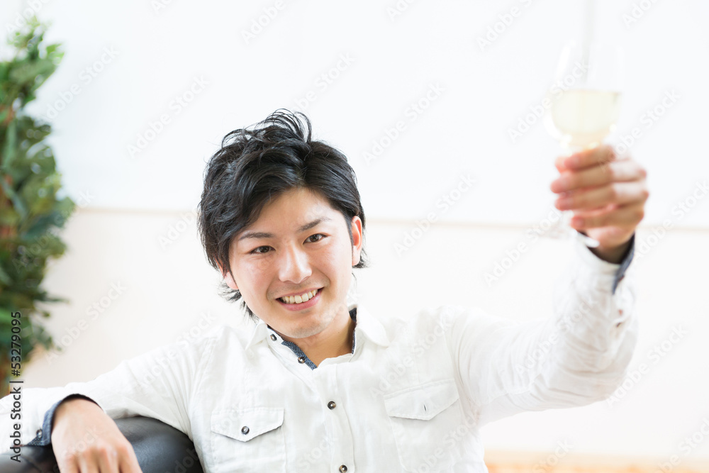 ワインを飲む男性 ワインを飲む男性