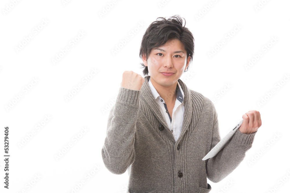 タブレットコンピューターを見る男性