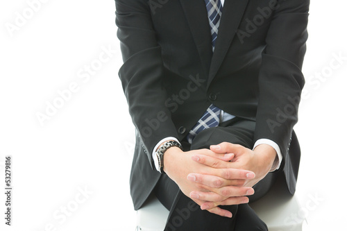 座るビジネスマンの膝
