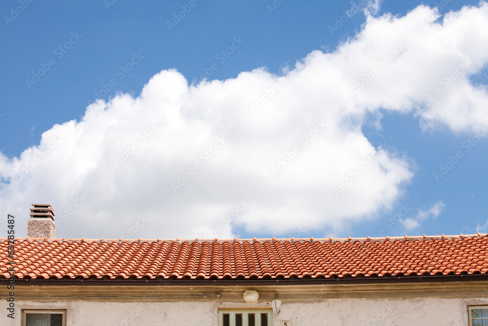 cielo con tetto e nuvole cielo con tetto e nuvole