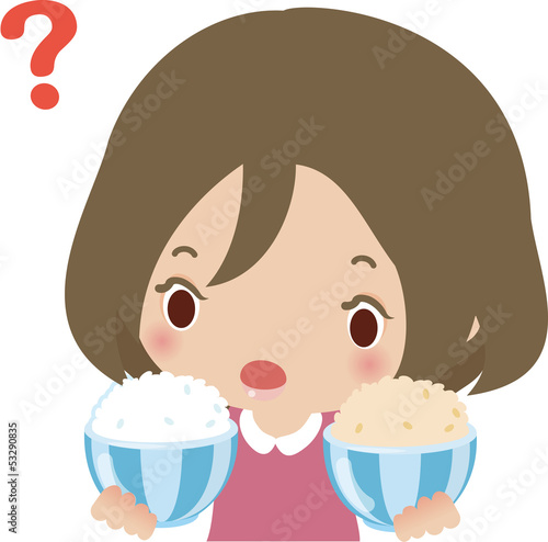 白米と玄米を比較する女性