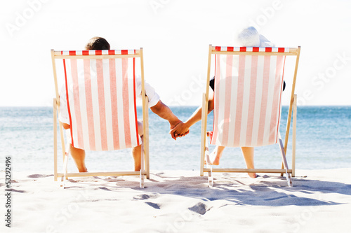 Mann und Frau Hände haltend am Meer