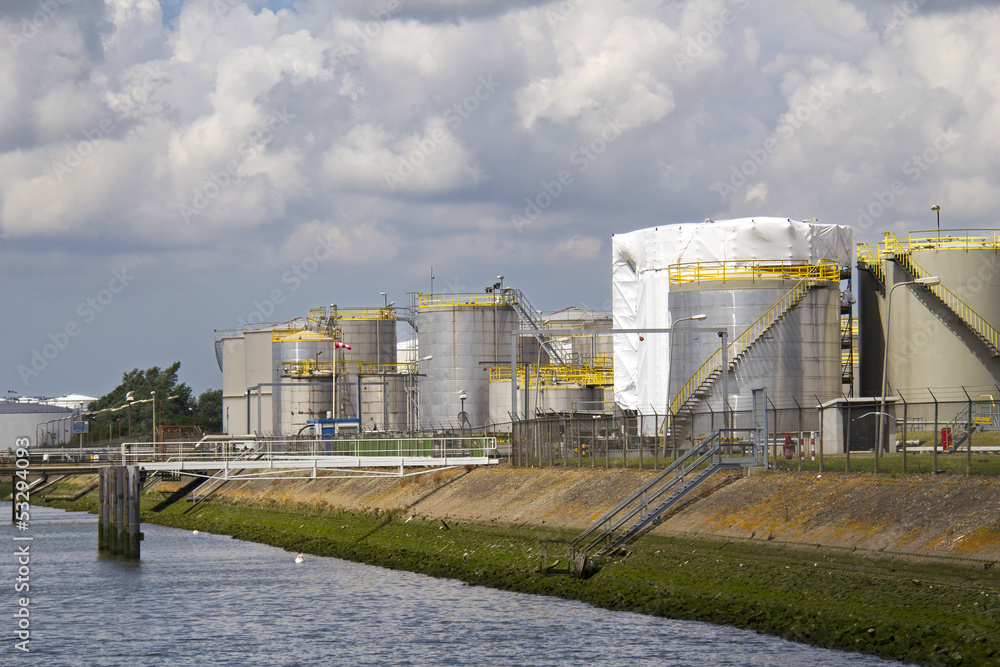 Obraz premium Silos along a canal