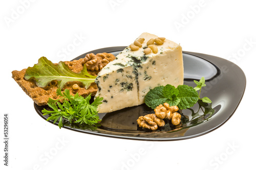 Mould cheese with salad, nuts and crisp