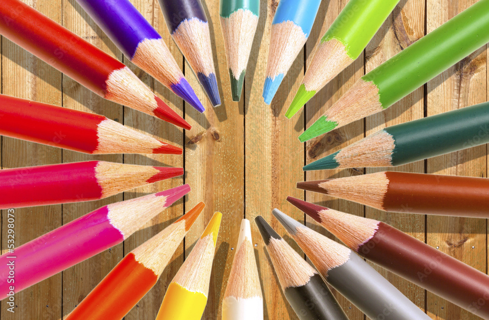 Naklejka premium crayons de couleurs sur fond bois