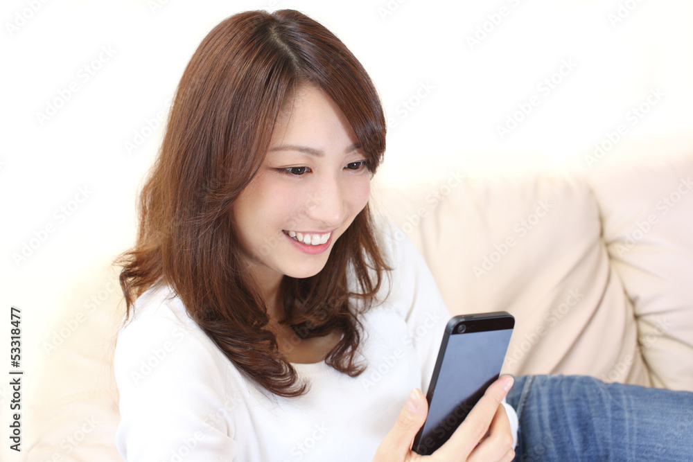 スマホを持つ若い女性 スマホを持つ若い女性