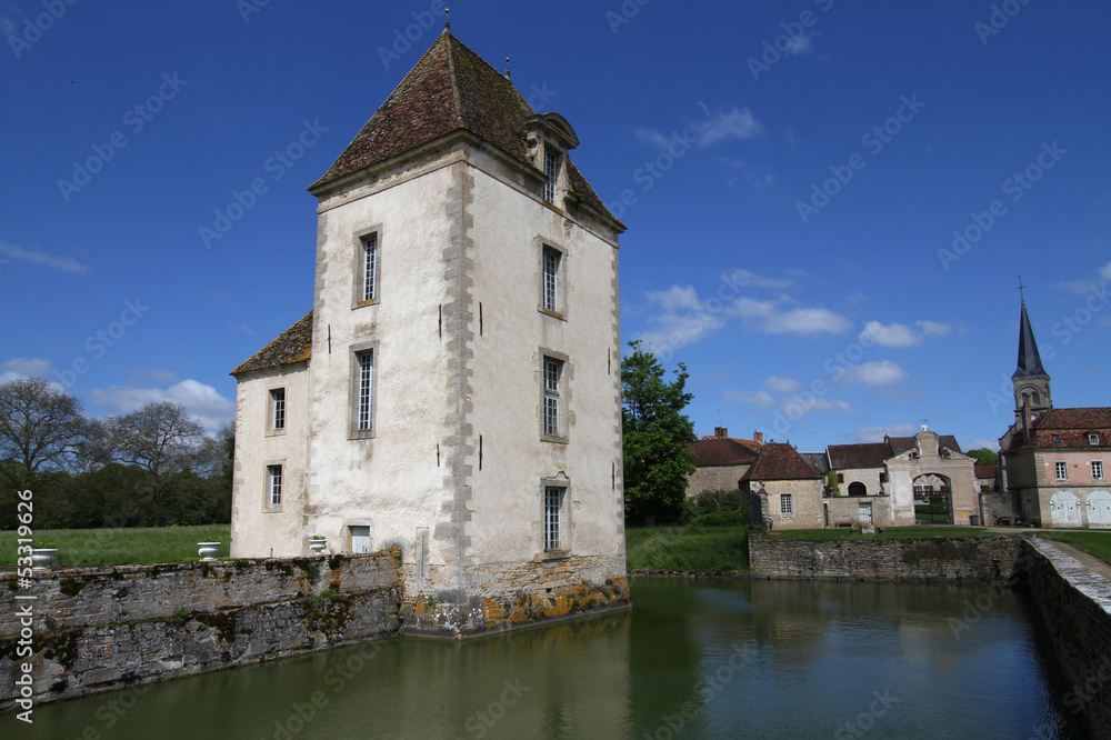 Bassin et tour du Chateau de Commarin