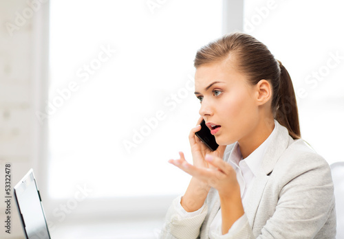 picture of confused woman with smartphone