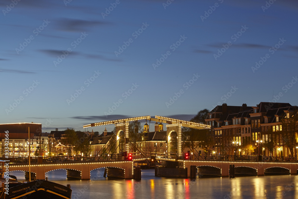Amsterdam - Zugbrücke in der Abenddämmerung
