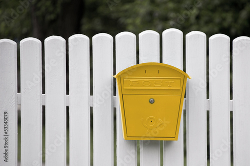 Briefkasten am Zaun photo