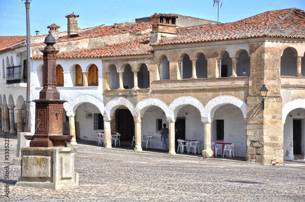 Fototapeta premium Garrovillas de Alconétar, Cáceres, fuente de la plaza mayor