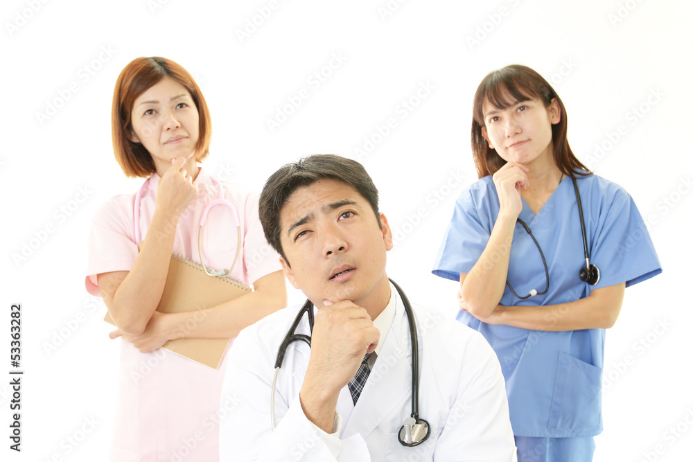 疲れた表情の医師と看護師