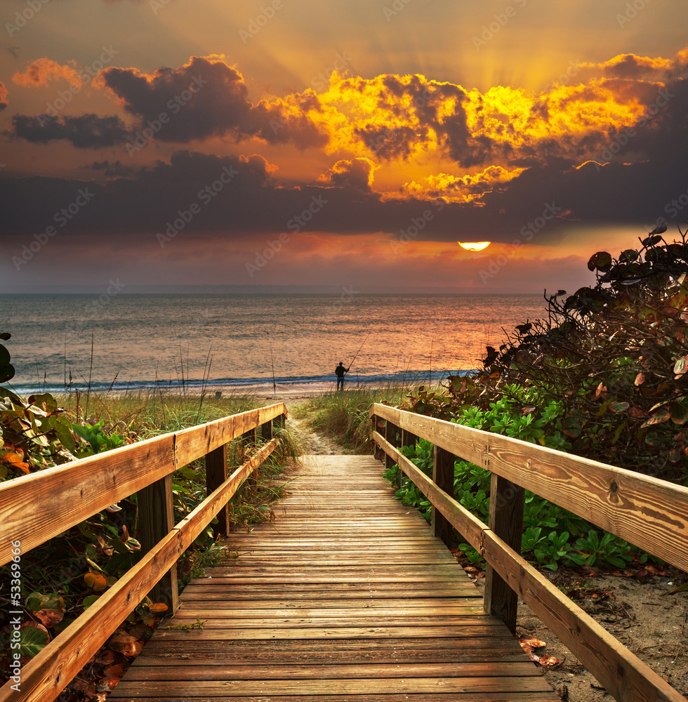 Obraz premium Boardwalk on beach