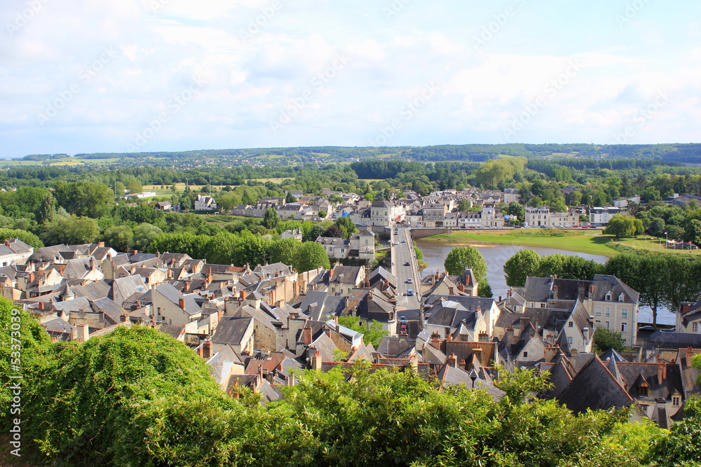 Blick von der Festung Chinon auf die Stadt Chinon mit Loire