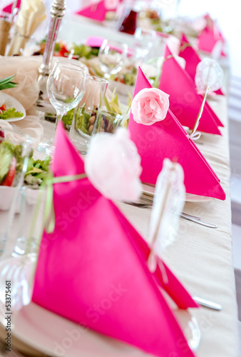 Wedding table decorations, pink napkins close-up